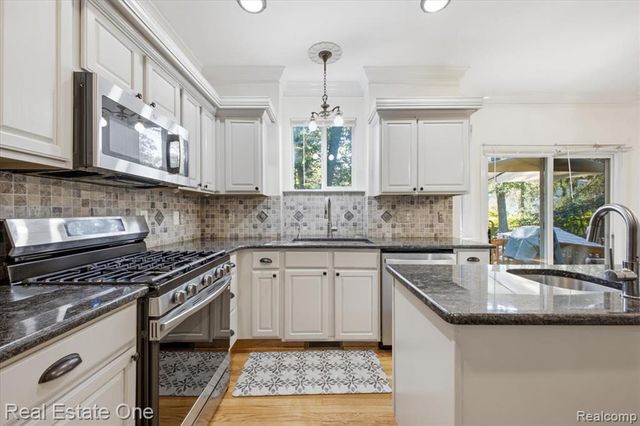 2475 Horace Street, West Bloomfield, MI 48324