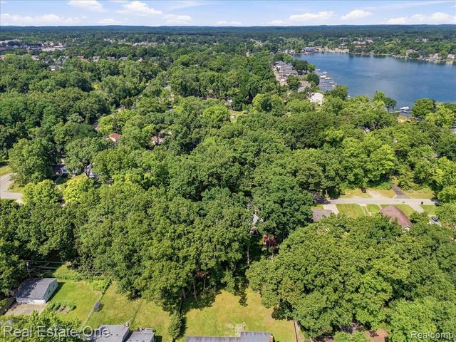 2475 Horace Street, West Bloomfield, MI 48324