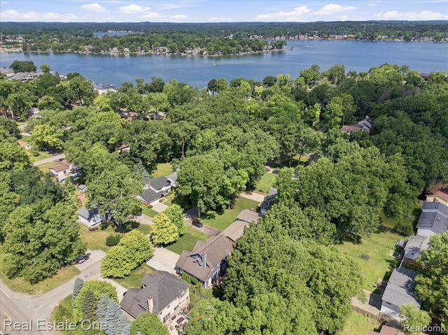 2475 Horace Street, West Bloomfield, MI 48324