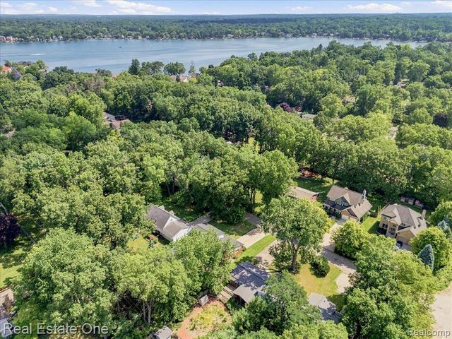 2475 Horace Street, West Bloomfield, MI 48324