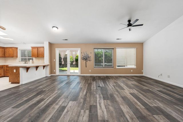 5583 W Floradora Avenue, Fresno, CA 93722