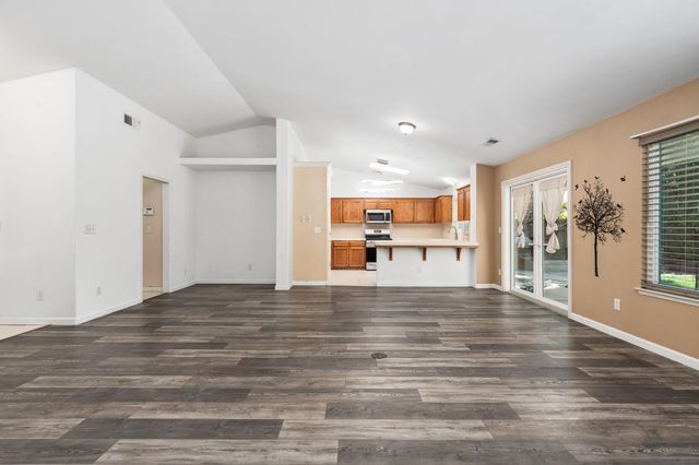 5583 W Floradora Avenue, Fresno, CA 93722