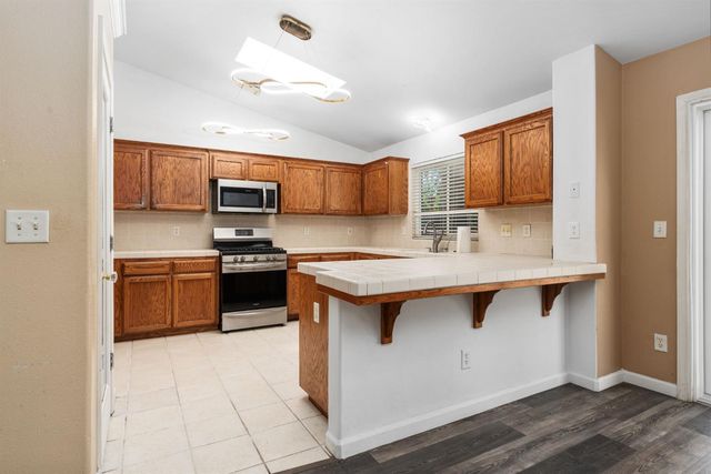 5583 W Floradora Avenue, Fresno, CA 93722