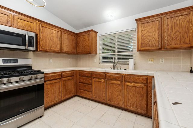 5583 W Floradora Avenue, Fresno, CA 93722