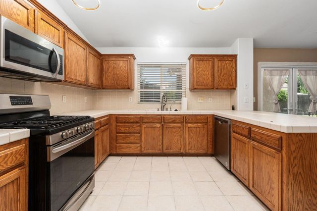 5583 W Floradora Avenue, Fresno, CA 93722