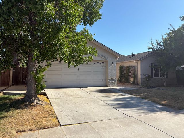 5583 W Floradora Avenue, Fresno, CA 93722