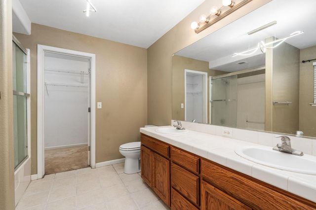5583 W Floradora Avenue, Fresno, CA 93722