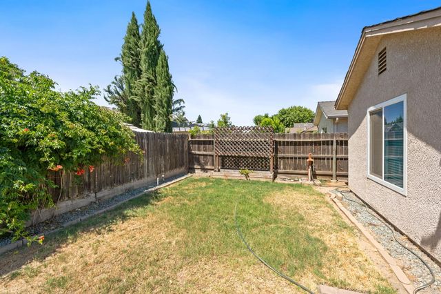 5583 W Floradora Avenue, Fresno, CA 93722