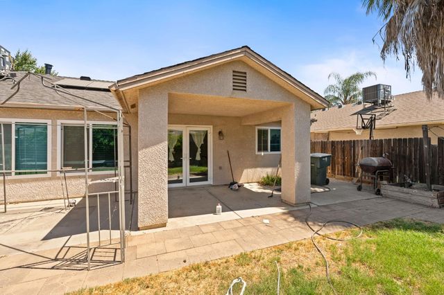 5583 W Floradora Avenue, Fresno, CA 93722