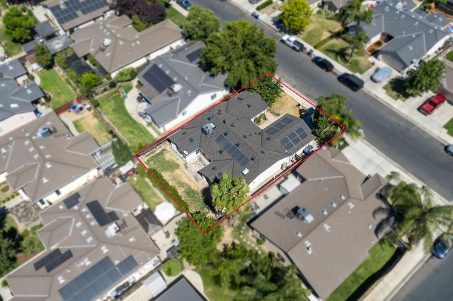 5583 W Floradora Avenue, Fresno, CA 93722