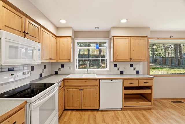 1223 W Bellwood Dr, Spokane, WA 99218