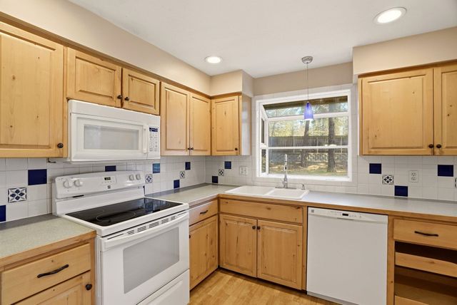 1223 W Bellwood Dr, Spokane, WA 99218