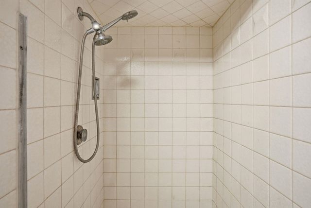 1223 W Bellwood Dr, Spokane, WA 99218