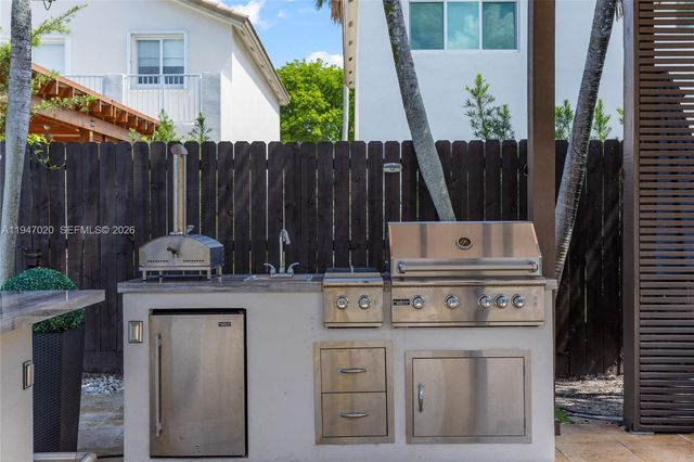 9725 NW 28th Ter, Doral, FL 33172