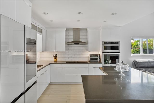 9725 NW 28th Ter, Doral, FL 33172