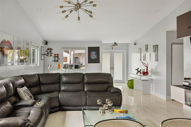 9725 NW 28th Ter, Doral, FL 33172