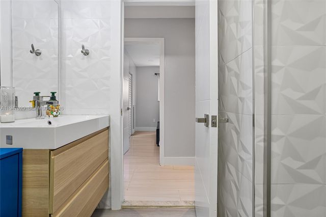 9725 NW 28th Ter, Doral, FL 33172