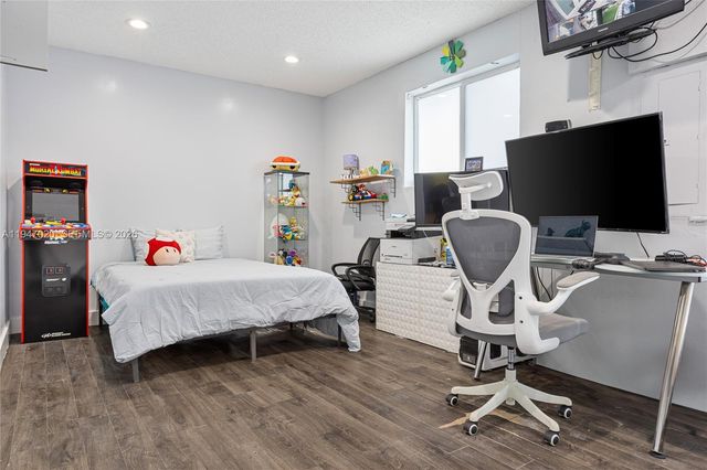 9725 NW 28th Ter, Doral, FL 33172