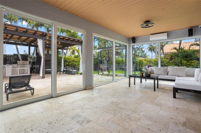 9725 NW 28th Ter, Doral, FL 33172