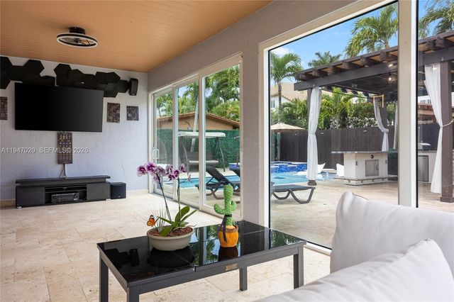 9725 NW 28th Ter, Doral, FL 33172