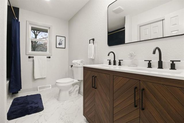 504 NW Chateau Drive, Blue Springs, MO 64014