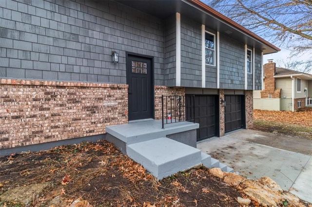 504 NW Chateau Drive, Blue Springs, MO 64014