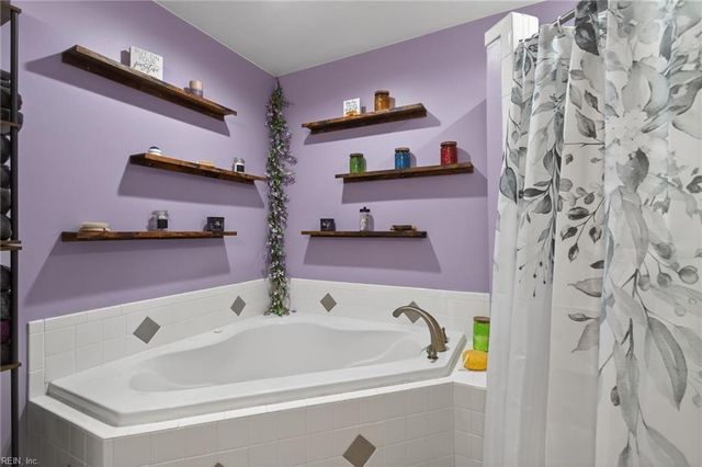 633 Creekwood DR, Chesapeake, VA 23323