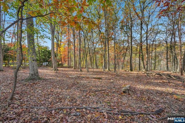 212 Seminole Lane, Franklin Lakes, NJ 07417