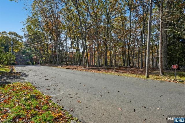 212 Seminole Lane, Franklin Lakes, NJ 07417