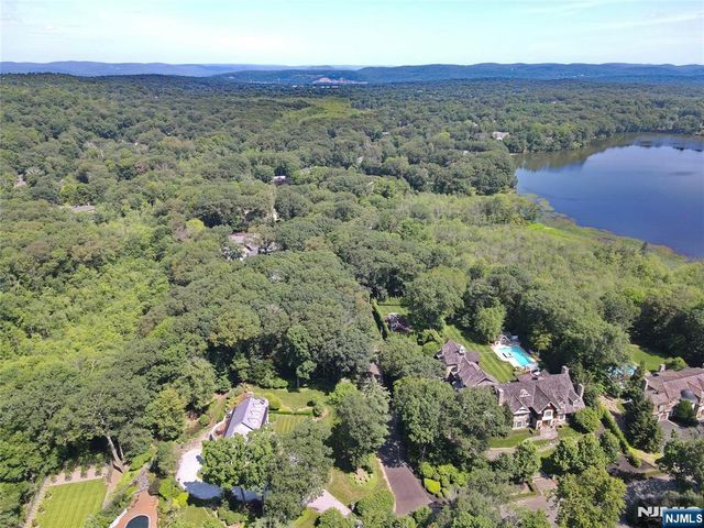 212 Seminole Lane, Franklin Lakes, NJ 07417
