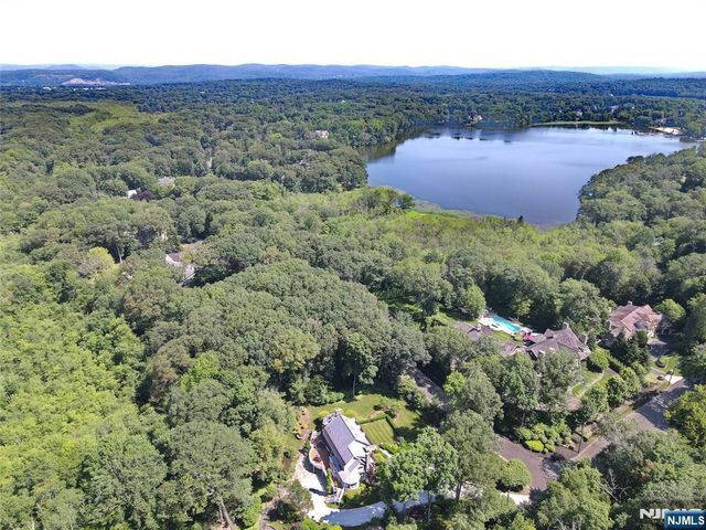 212 Seminole Lane, Franklin Lakes, NJ 07417