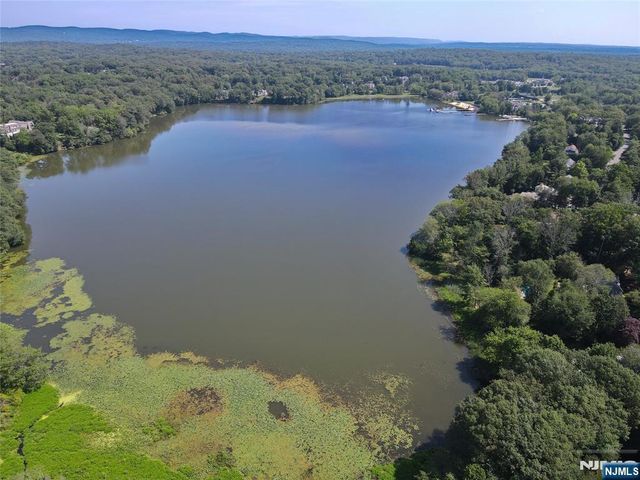 212 Seminole Lane, Franklin Lakes, NJ 07417