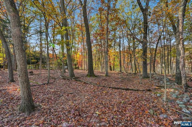 212 Seminole Lane, Franklin Lakes, NJ 07417