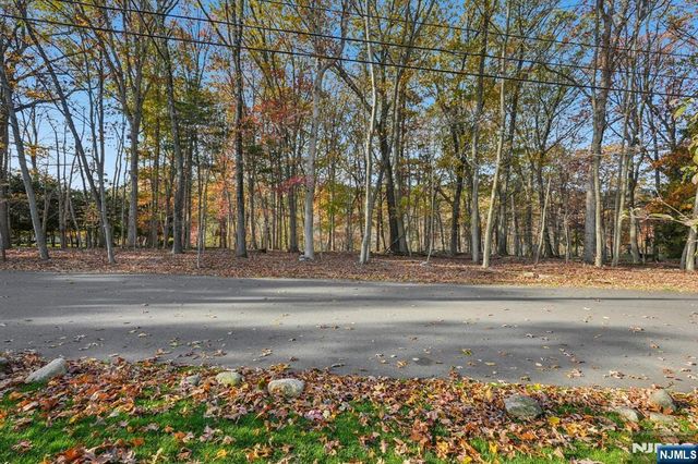 212 Seminole Lane, Franklin Lakes, NJ 07417
