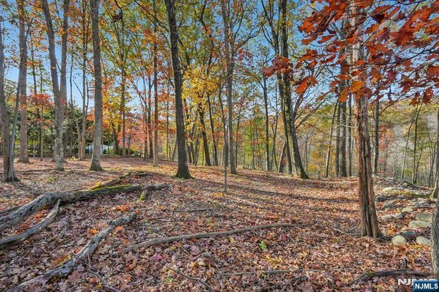 212 Seminole Lane, Franklin Lakes, NJ 07417