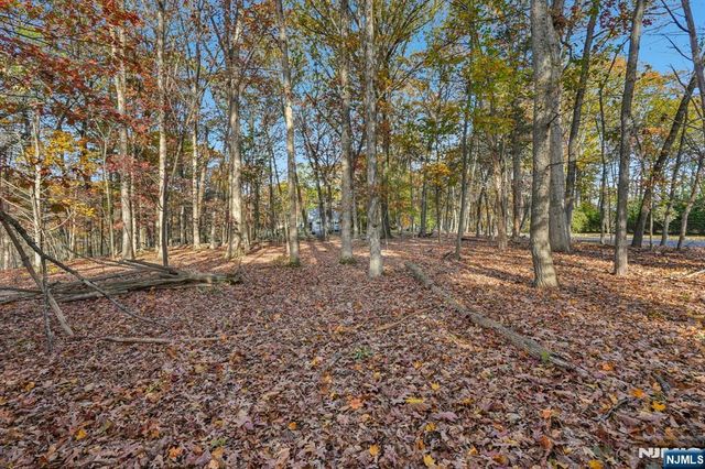 212 Seminole Lane, Franklin Lakes, NJ 07417
