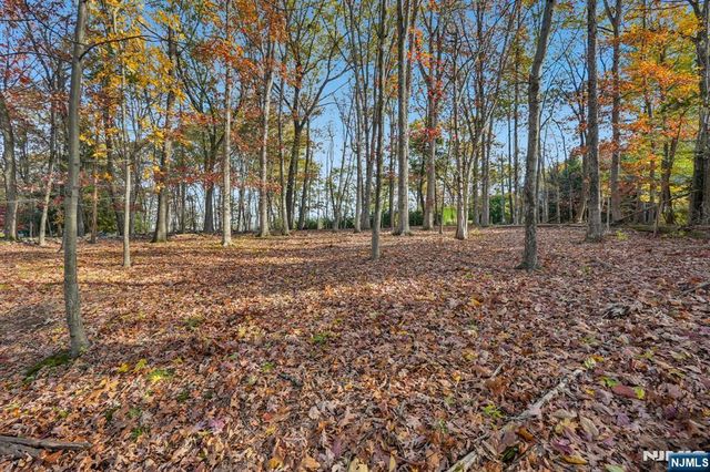 212 Seminole Lane, Franklin Lakes, NJ 07417