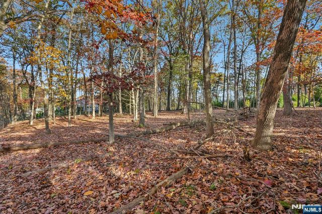 212 Seminole Lane, Franklin Lakes, NJ 07417