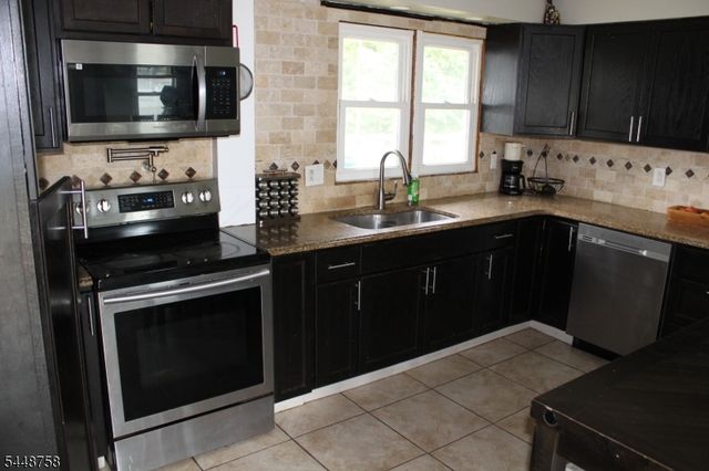 1123 Dukes Pkwy, Manville Boro, NJ 08835