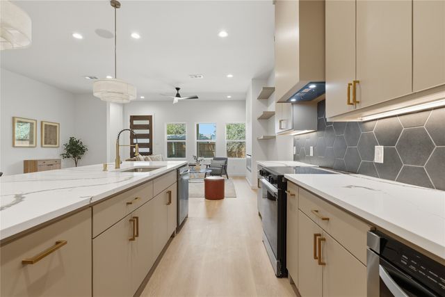 1327 E Waco Avenue, Dallas, TX 75216