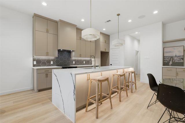 1327 E Waco Avenue, Dallas, TX 75216