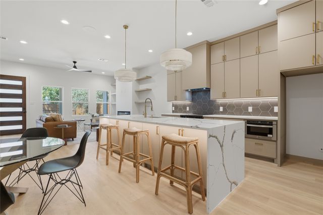 1327 E Waco Avenue, Dallas, TX 75216