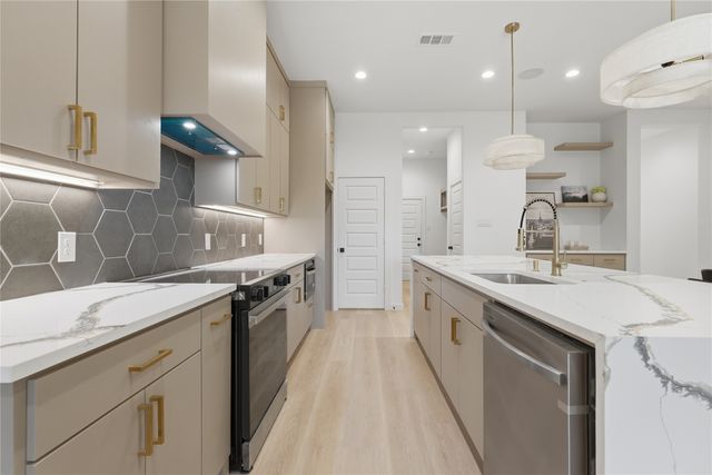 1327 E Waco Avenue, Dallas, TX 75216