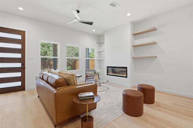1327 E Waco Avenue, Dallas, TX 75216