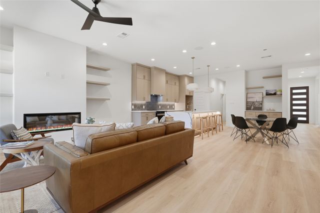 1327 E Waco Avenue, Dallas, TX 75216
