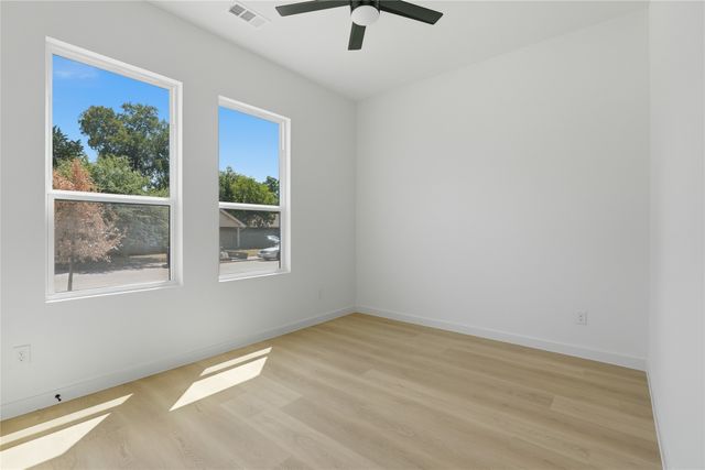 1327 E Waco Avenue, Dallas, TX 75216