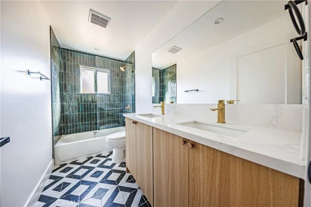 3440 West, Los Angeles, CA 90016
