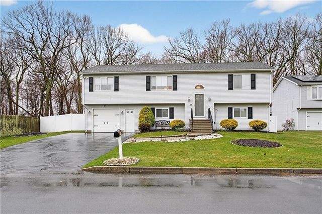 82 Mohawk Trail, Cranston, RI 02921
