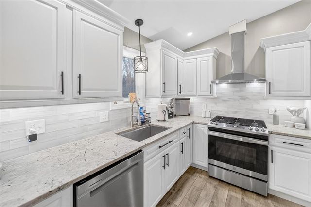 82 Mohawk Trail, Cranston, RI 02921