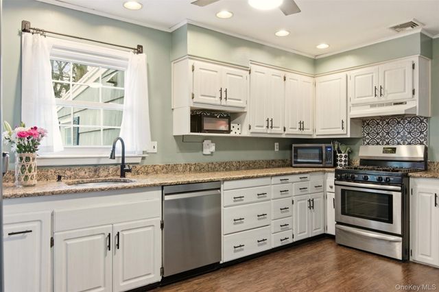 24 Stellenwerf Avenue, East Islip, NY 11730